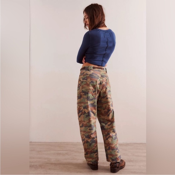 We The Free Moxie Printed Low-Slung Barrel Jeans Green Multi Combo Size 24 - Picture 3 of 9